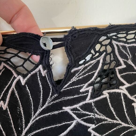 Mink Pink Black Floral Embroidered Crochet Top M - Picture 7 of 9